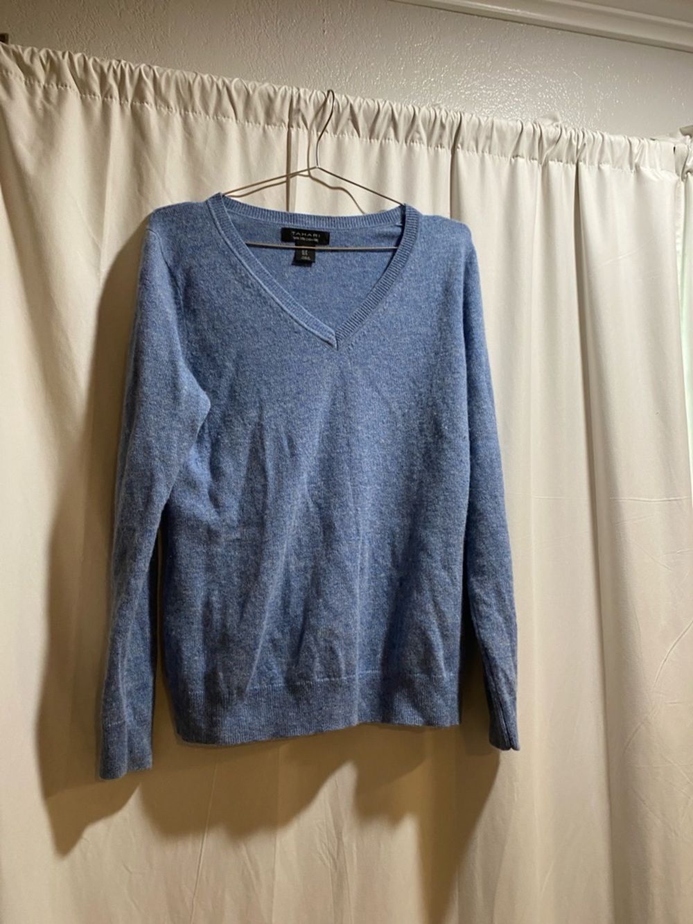 TAHARI Men's V-Neck Sweater - Sky Blue 100% 2 put cashmere